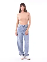 Buzo azul con cuello redondo y mangas largas con orificios para los pulgares.