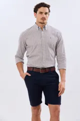 Bermuda clásica de corte recto, con bolsillos laterales y traseros, confeccionada en mezcla de lino y algodón.