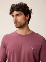 Remera de manga larga color bordó, con cuello redondo y pequeño logo bordado en el pecho.