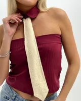 Top palabra de honor bordó de textura acanalada, con cuello camisero incorporado y corbata de encaje en color beige.