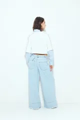 Jean de tiro bajo color negro, de silueta relajada y holgada, con deflecado en el bajo.