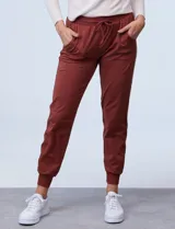 Pantalón jogger color beige, marca Zac & Rachel, con pretina ancha elastizada, lazo de ajuste, bolsillos delanteros y puños elastizados en los tobillos.