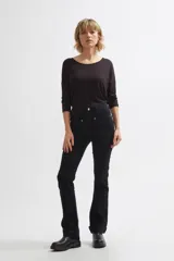 Jean bootcut negro de tiro alto con bolsillos frontales appliqués y costuras a contratono.