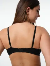 Soutien con aro y sin relleno, confeccionado en encaje con diseño floral. Presenta breteles ajustables y cierre posterior con broche de posiciones.