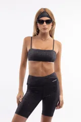 Calza corta de lycra gris con motas negras, de tiro alto y corte ajustado.