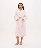 Bata de baño larga de Lov, confeccionada en tejido sherpa de textura aterciopelada. Presenta cuello con solapa, mangas largas, bolsillos frontales y lazo para ajustar en la cintura.
