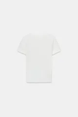 Camiseta de cuello redondo y manga corta, con corte regular fit.