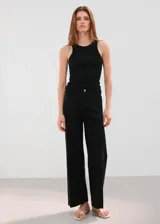 Jeans estilo cargo color negro de corte recto y tiro medio, con bolsillos aplicados en el frente.
