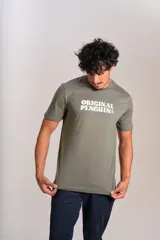 Remera verde militar de manga corta, con cuello redondo y estampa frontal con la inscripción "Original Penguin" en color blanco.