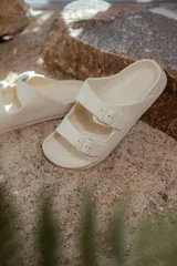 Sandalias tipo Birkenstock de goma ultra liviana, color beige, con doble tira y hebillas ajustables.