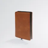 Billetera marrón claro de cuero sintético con tarjetero de aluminio con tecnología RFID blocking. Cierre magnético y capacidad para 8 tarjetas y 6 billetes.