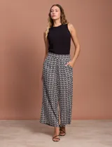 Pantalón fluido de corte recto y largo midi, con estampado abstracto en tonos azul, negro y crema. Presenta cintura elastizada en la parte posterior y bolsillos laterales delanteros.