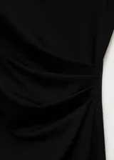 Vestido midi negro sin mangas, con cuello asimétrico y diseño entallado con detalle drapeado en la cintura.