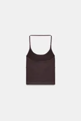 Top corto de cuello halter con diseño seamless, espalda descubierta y bajo recto.