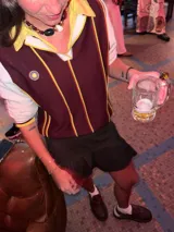 Remera de punto estilo polo con cuello y mangas largas en color crema, cuerpo en color bordó con rayas verticales amarillas y bordado circular en el pecho.