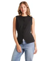Chaleco sastrero de crepe, color negro, con cuello a la base y cierre frontal mediante botones forrados. Presenta bolsillos simulados en el frente, forro interno a tono y ruedo con acabado en pico.