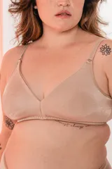 Soutien color piel, sin aro, con copas moldeadas sin costuras y breteles anchos regulables. Confeccionado con tela que contiene fibra LYCRA®.