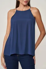 Remera azul con cuello halter y tirantes finos.
