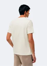 Camiseta básica de manga corta y cuello redondo, color rojo oscuro.