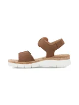 Sandalia de cuero nobuck color marrón chocolate, con tira frontal ajustable con velcro, tira trasera con hebilla decorativa redonda forrada en yute y suela con detalle de yute y base blanca de goma.