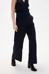 Pantalon de vestir azul marino, de corte ancho y tiro alto, con bolsillos laterales.