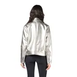 Campera de cuero sintético metalizado en color plateado, con cuello clásico, cierre frontal completo y diseño de corte recto.