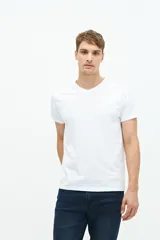 Remera blanca de algodón con cuello en V, manga corta, calce regular y logo bordado en el pecho.