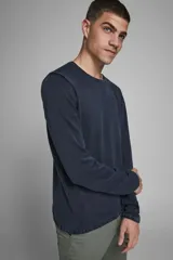 Jersey manga larga de tejido de punto color azul marino, con cuello redondo y tratamiento de lavado ácido para un aspecto deslavado y superficie más suave.