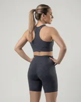 Top deportivo sin relleno de bretel ancho, color gris oscuro jaspeado.