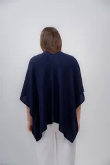 Ruana azul de tejido de punto con textura, confeccionada en 100% baby alpaca.