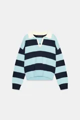 Jersey de punto con cuello polo color crema, escote en V y manga larga. Diseño de rayas horizontales en azul claro y azul marino.