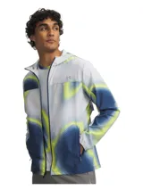 Campera deportiva con capucha Under Armour Velocti Storm, con estampado abstracto en tonos blancos, azules y amarillos. Cuenta con cierre frontal y bolsillos laterales con cierre.