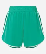 Bermuda deportiva tipo runner color verde, confeccionada en microfibra liviana. Presenta cintura elástica, short interno integrado para mayor seguridad y detalles de friso en color blanco en los bordes redondeados.