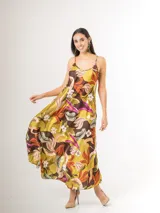 Solera larga de satén italiano con estampado tropical en tonos verde, marrón, naranja y fucsia, con tirantes finos y diseño amplio y fluido.
