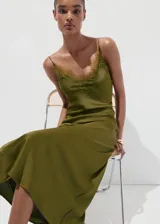 Vestido midi de tejido satinado color verde militar, con diseño entallado, cuello en pico adornado con un delicado panel de encaje, tirantes finos y sin mangas.