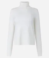 Polera de punto de manga larga con cuello alto, confeccionada en una mezcla de viscosa, poliéster y nylon. Presenta puños y ruedo acanalados.