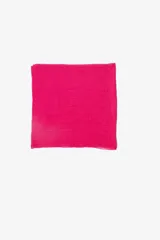 Pashmina fucsia de tejido ligero con textura sutil.