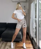 Remera blanca de algodón y lycra, corte clásico y mangas cortas.