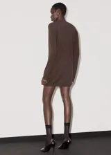 Vestido corto de tejido de punto fino, con cuello redondo, diseño recto y manga larga.