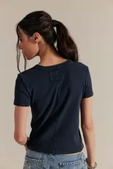Remera de algodón acanalado color marrón topo, de calce entallado, con escote redondo, mangas cortas y efecto desgastado en las costuras.