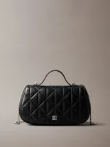 Cartera acolchada Calvin Klein de mano, color negro, con diseño matelassé en rombos, asa superior y correa de cadena metálica. Incluye pequeño logo metálico en la parte frontal.