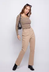 Pantalón de vestir negro, de corte recto, con bolsillos delanteros, botón y cierre a tono.