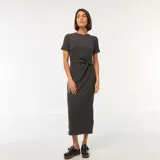 Vestido largo gris oscuro de punto acanalado con mangas cortas y nudo en la cintura.