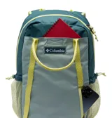 Mochila Columbia Echo Mountain de 25 litros, color azul verdoso con detalles en amarillo neón y gris claro. Cuenta con un compartimento principal, un bolsillo frontal con cierre de velcro, un bolsillo exterior con cierre, dos bolsillos laterales de malla para botellas de agua y múltiples asas de agarre. Incluye correas de hombro ajustables y una correa de esternón con silbato de rescate.
