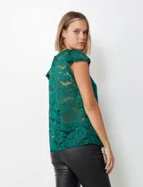 Blusa verde esmeralda de encaje con mangas cortas con volados, espalda con abertura central y botón.