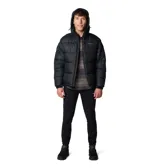 Campera puffer negra con capucha ajustable, cierre frontal completo y bolsillos laterales con cierre. Cuenta con tecnología Omni-Heat reflectante en el interior para mayor retención de calor y puños ajustables.