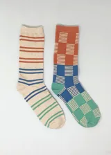 Pack de dos pares de medias de media caña con diseño a rayas horizontales y diseño a cuadros. Un par es color beige con rayas horizontales color naranja, azul y verde. El otro par es color naranja, azul y verde con diseño a cuadros.