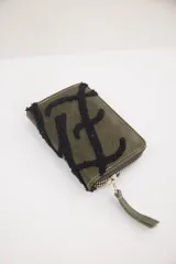 Billetera pequeña con cierre perimetral, confeccionada en material con estampado de piel de serpiente y detalle de bordado en relieve de color negro.