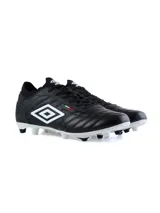 Championes de fútbol Umbro modelo Legend, color negro con suela blanca y tacos moldeados. Presenta el logo Umbro en blanco en el lateral y una pequeña bandera italiana (verde, blanco y rojo) cerca de los cordones.