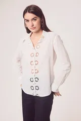 Camisa blanca de algodón con broderie calado en el frente y cuello.